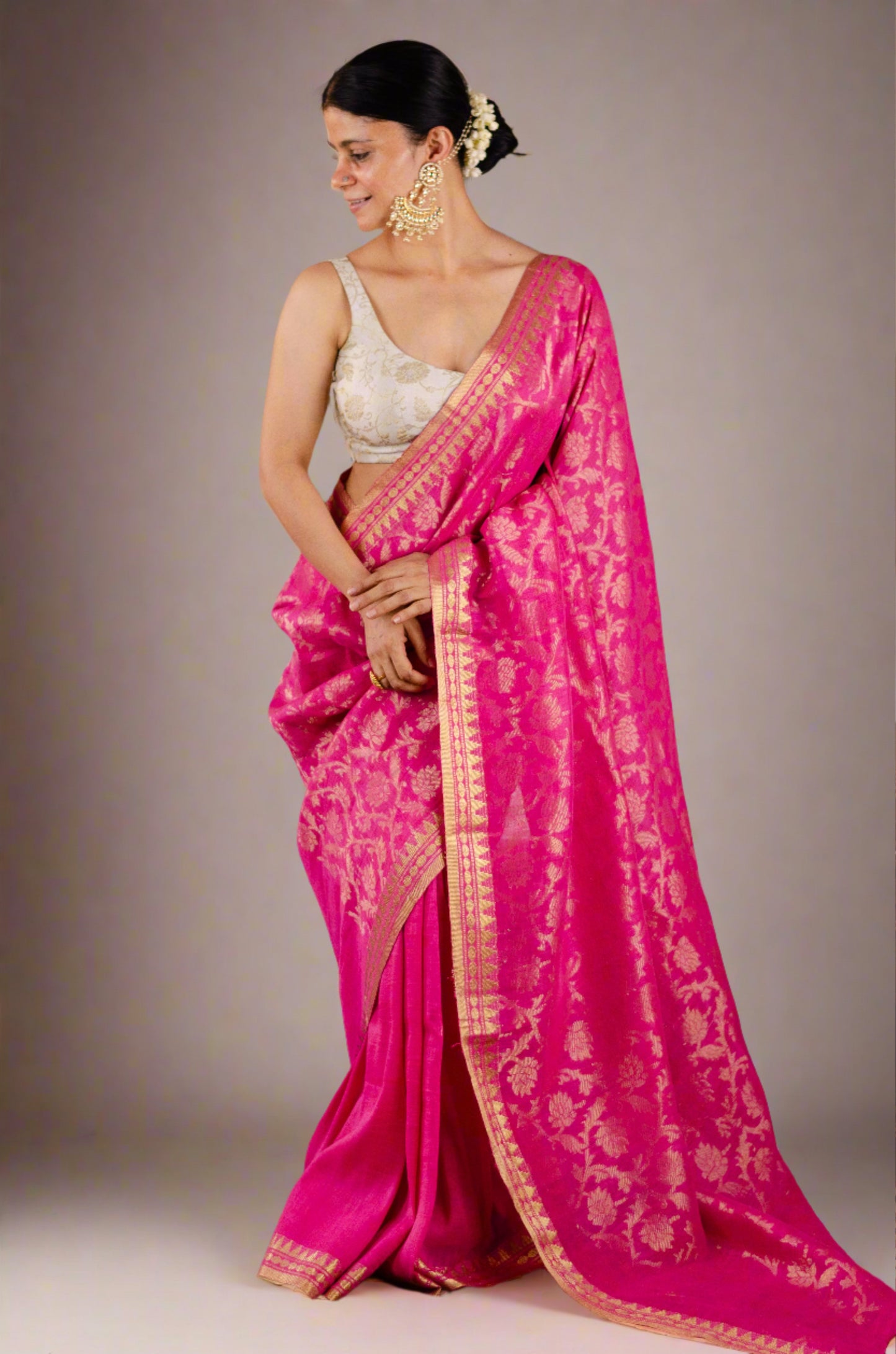 Jacquard Weaving Linen Saree With Gold And Silver Motifs In Aanchal