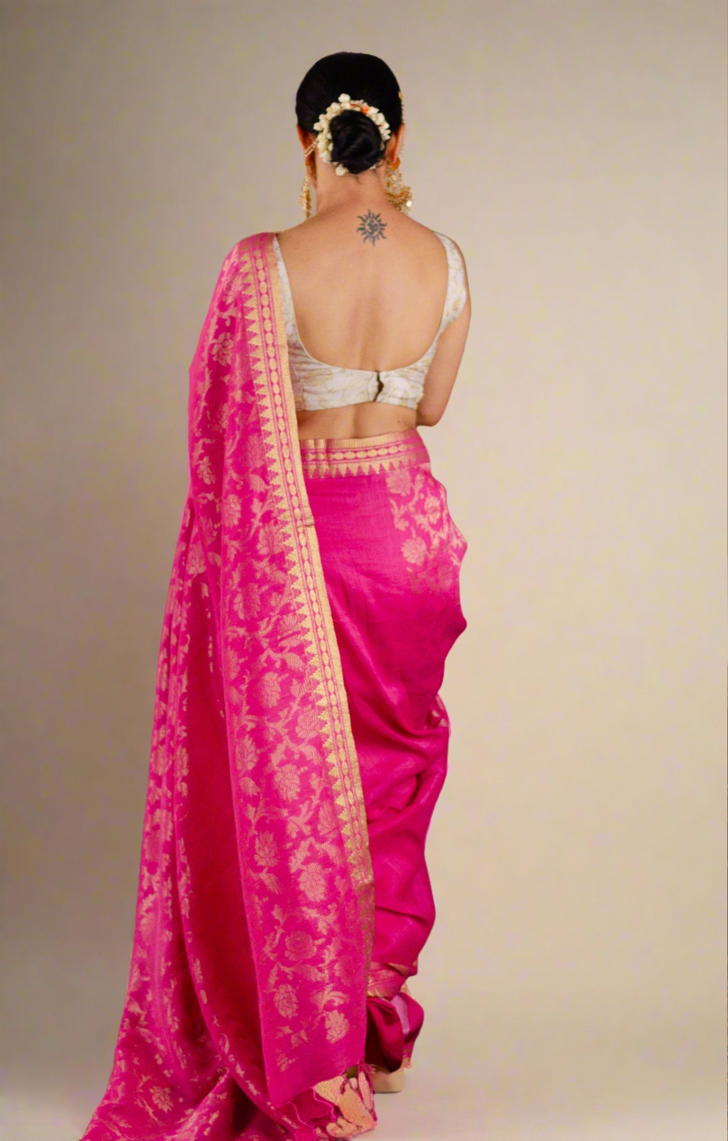 Jacquard Weaving Linen Saree With Gold And Silver Motifs In Aanchal